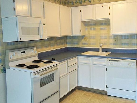 3rd image of 3736 Lakepointe Dr