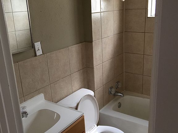 3rd image of 810 Grand Ave