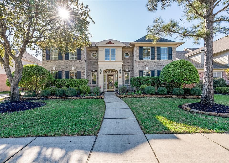 Gorgeous 2-story Village Builder home located on a cul-de-sac lot in the golf-course community of Longwood.