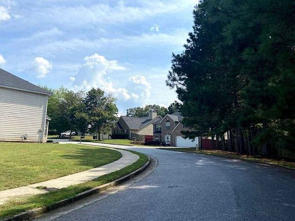 Exterior Neighborhood (street photo)