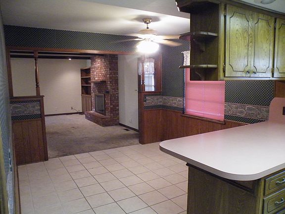 4th image of 3115 W Maine St