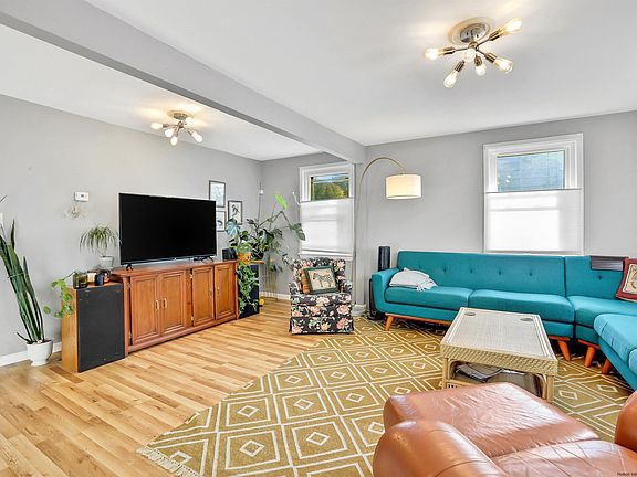 3rd image of 33 Grand Street