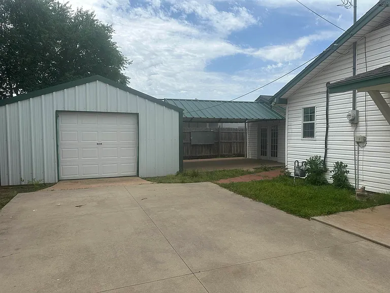 407 E Gilbert St — Photo 13