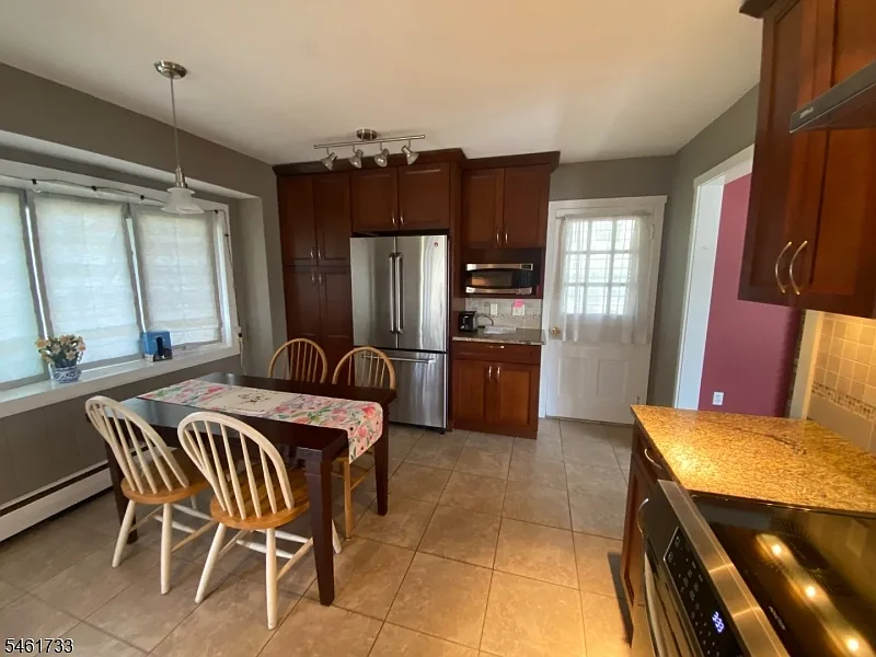 3 bed, 2000 sqft, $4,900 — Photo 3