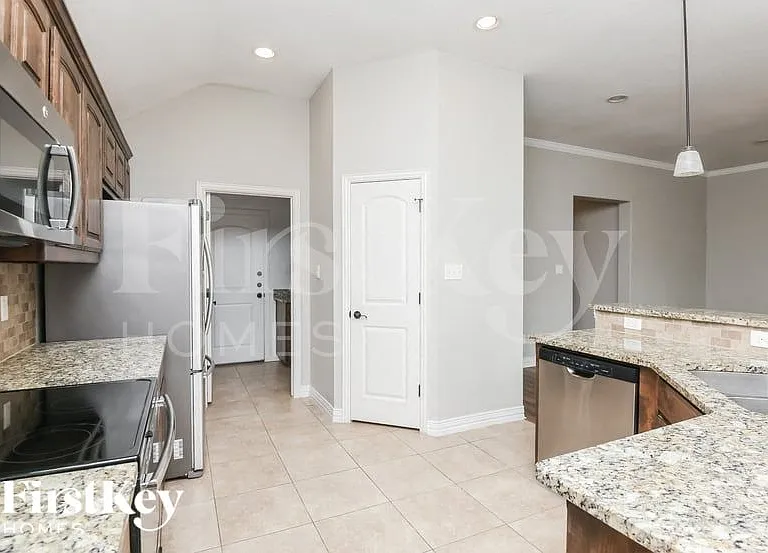 612 Zachary Dr — Photo 6