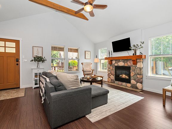 2nd image of 1835 Cherry Tree Ln