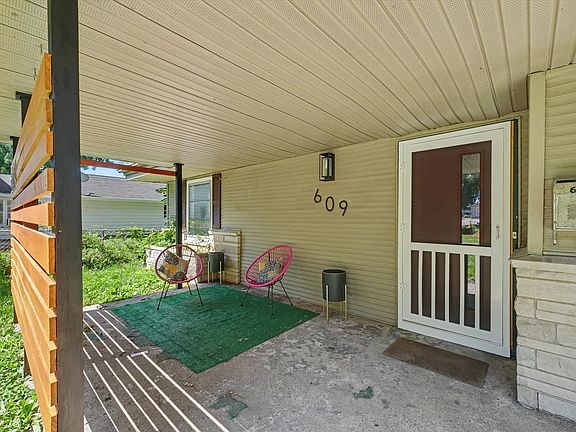 5th image of 609 S Western Ave