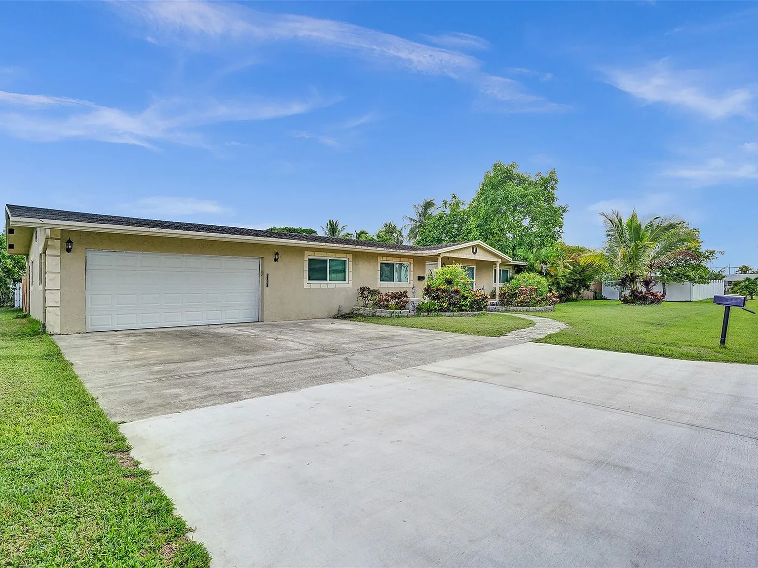 4 bed, 2.0 bath, 1600 sqft, $3,500 — Photo 3