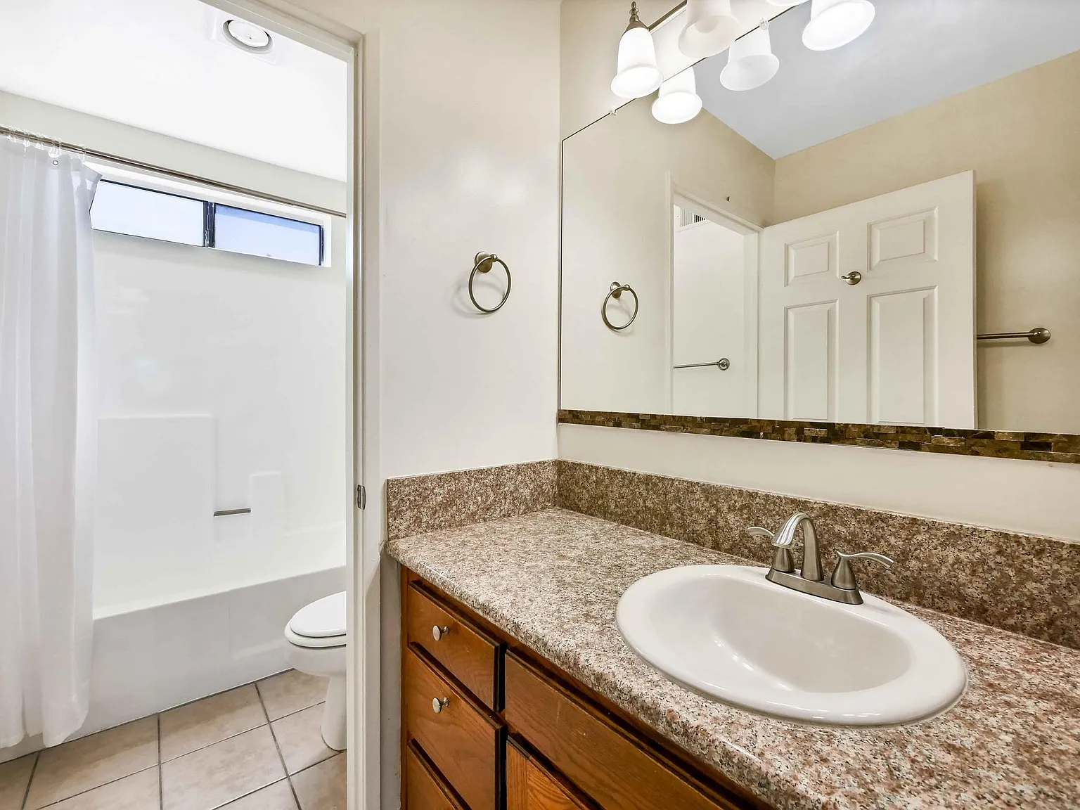 2 bed, 1.5 bath, 1050 sqft, $2,450 — Photo 3
