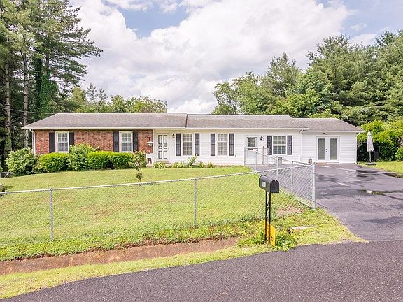 3rd image of 106 King Arthur Ct