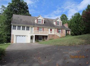627 Knollwood Dr, Mount Airy, NC 27030