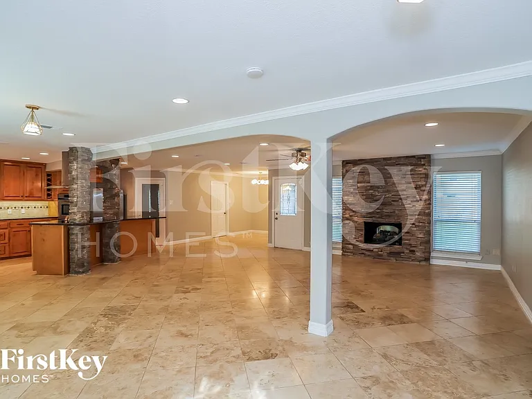 7902 Beaufort Dr — Photo 3