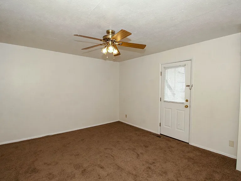 2213 Peirce Ave — Photo 8