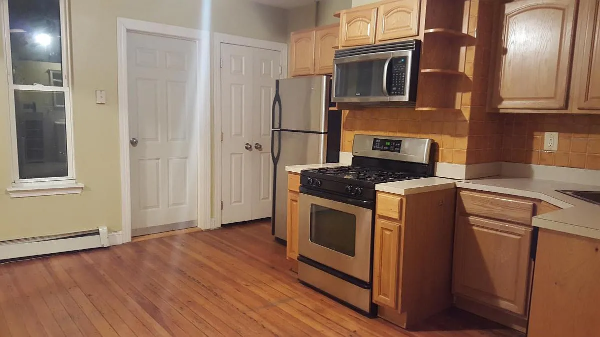 3 bed, 1100 sqft, $3,500 — Photo 3
