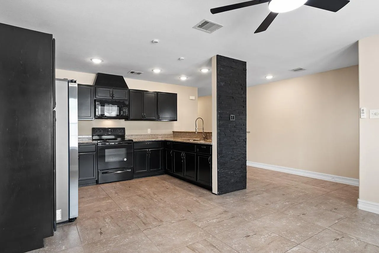 2 bed, 1.0 bath, 1940 sqft, $1,350 — Photo 3