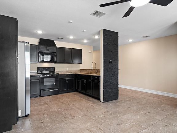 3rd image of 3723 Putnam Dr Unit A