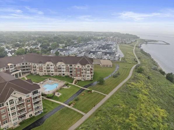 4120 South Lake DRIVE #263, Saint Francis, WI 53235