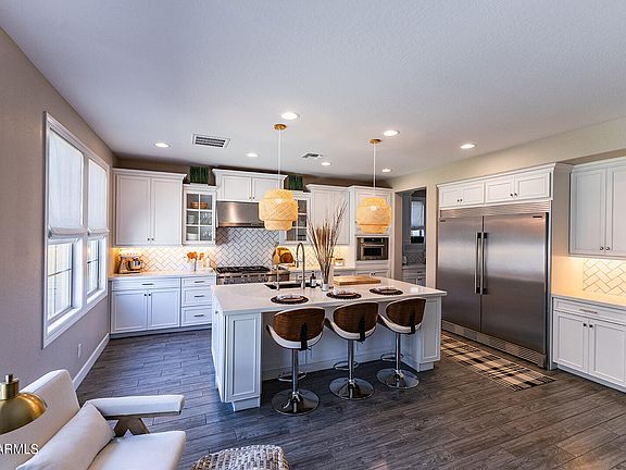 3rd image of 914 W YOSEMITE Drive