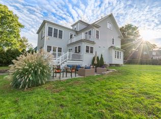 124 Ocean Dr E, Stamford, CT 06902