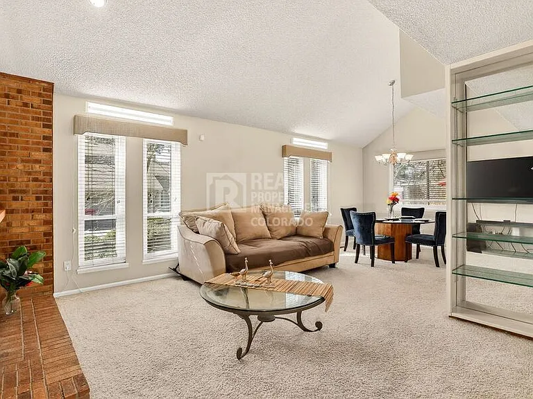 11185 E Linvale Dr — Photo 2