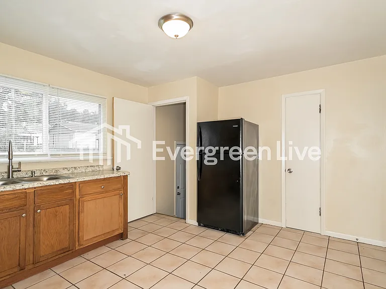 9708 Theodosia Ave — Photo 6