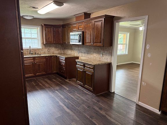 5th image of 912 Success St