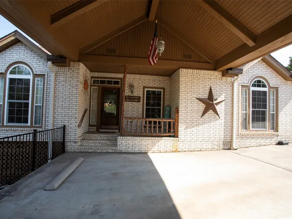 880 Cliffs Dr, Graford, TX 76449