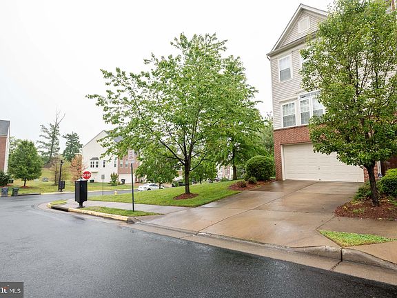 2nd image of 18 Popes Creek Ln