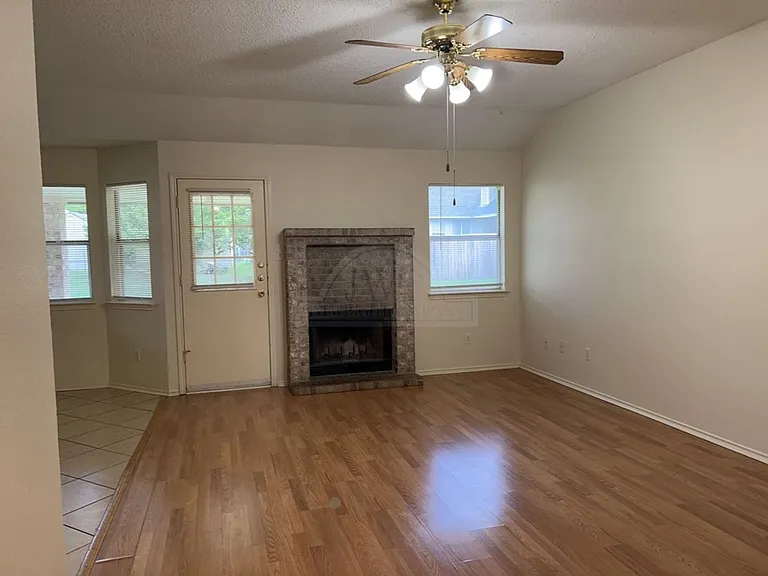 4203 Bluestem Ln — Photo 3
