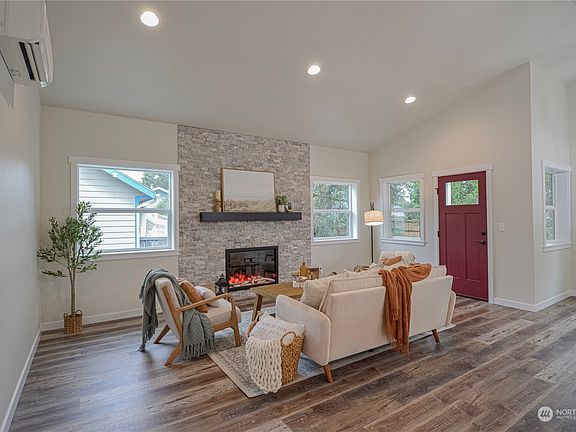 4th image of 102 Leeward Street NW