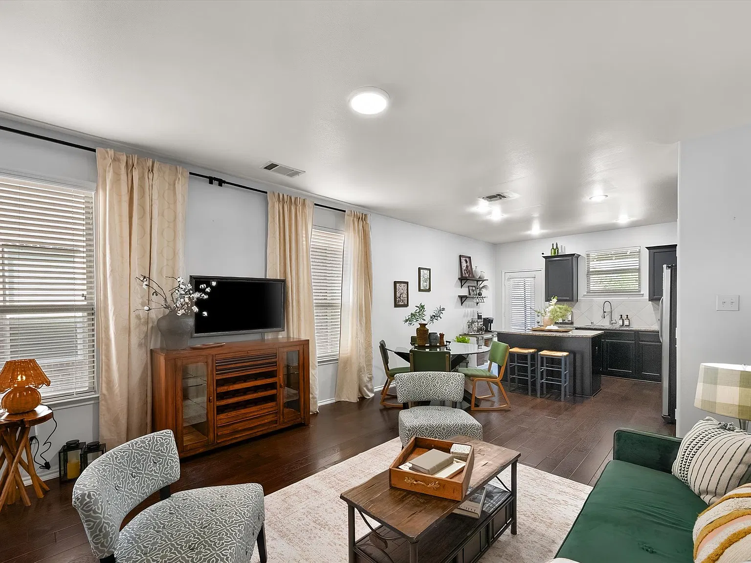 4 bed, 1754 sqft, $3,700 — Photo 2