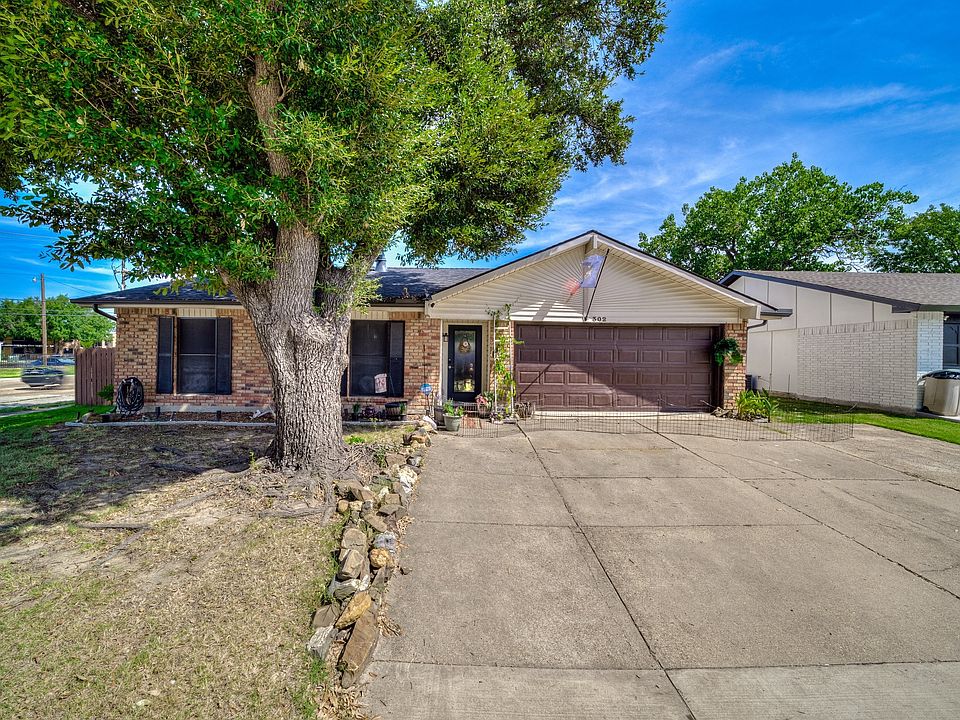 1st image of 302 Lake Park Dr