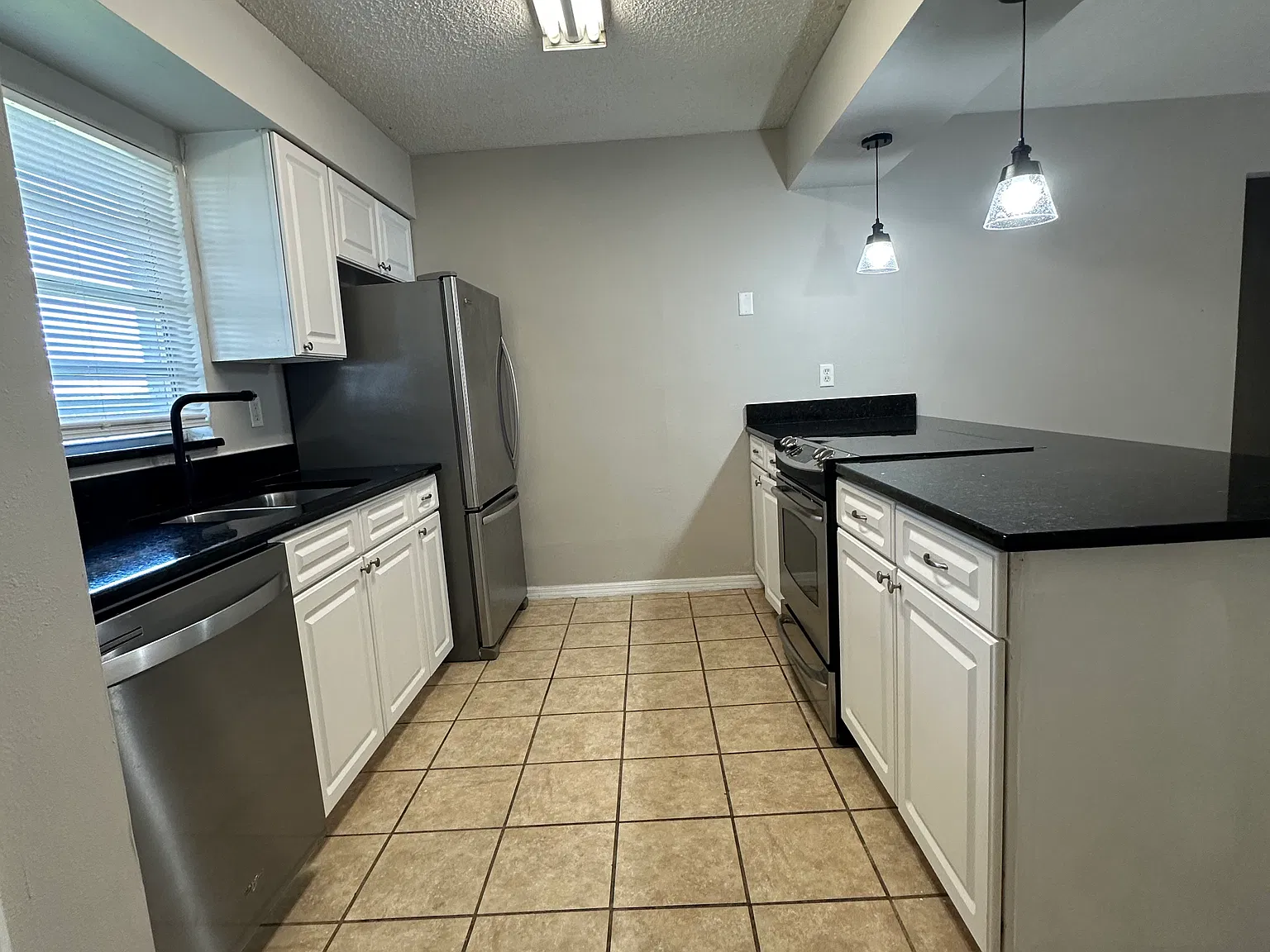 3 bed, 1083 sqft, $1,750 — Photo 3