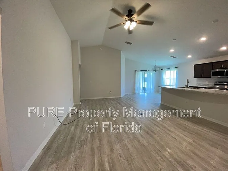 8925 SE 43rd Ave — Photo 3