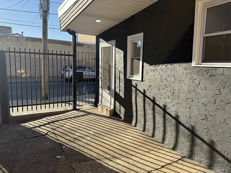 2537 E Auburn St #1 — Photo 3