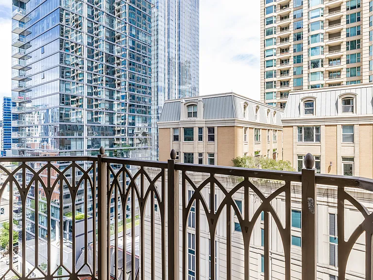 21 E Huron St #1207 — Photo 58
