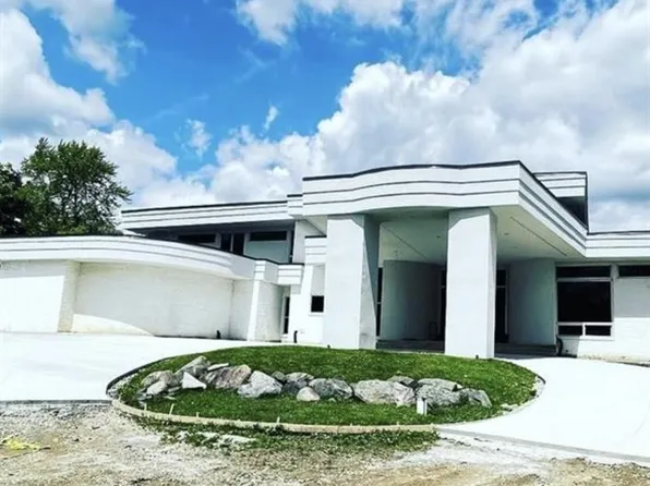 24696 Franklin Park Dr, Franklin, MI 48025