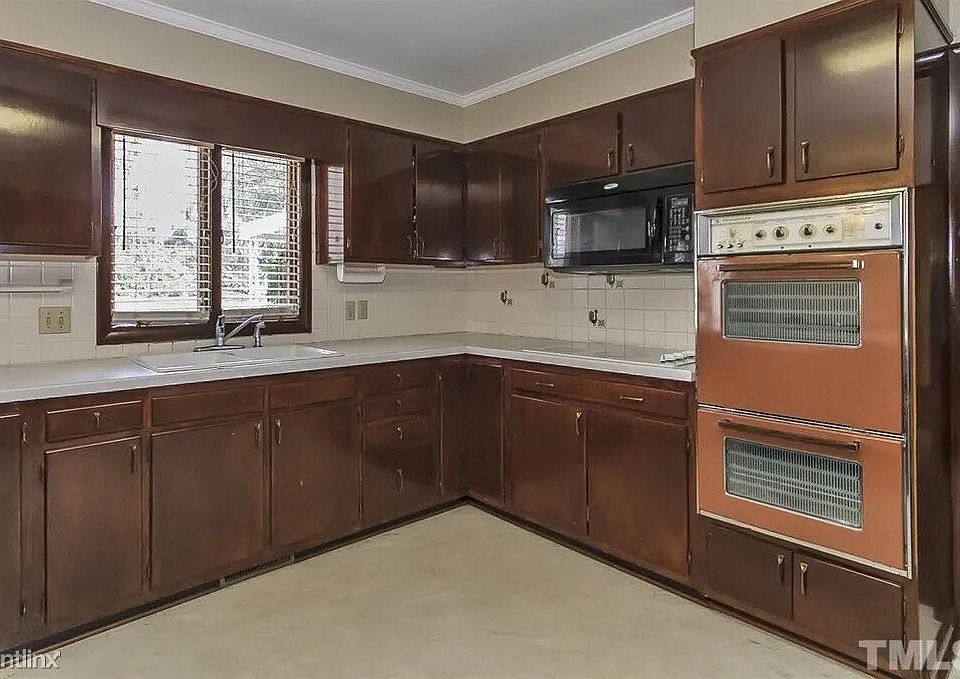 R 2298 Lakeview Kitchen