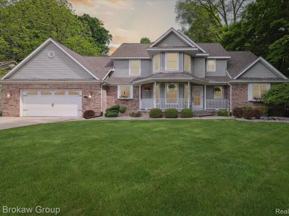 6387 Pinebrook Ln, Burton, MI 48509