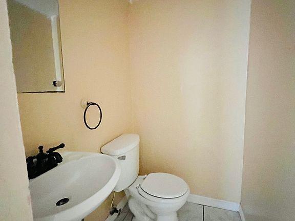 5th image of 714 Oaks Manor Ct