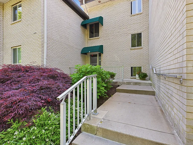 7 Rockford Rd #J5J5 — Photo 2