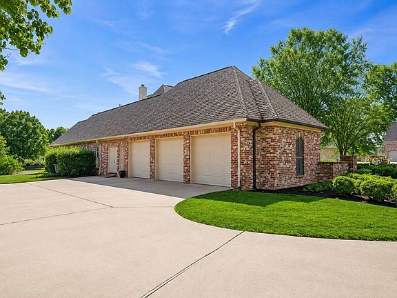 4th image of 551 Twin Cedars Dr