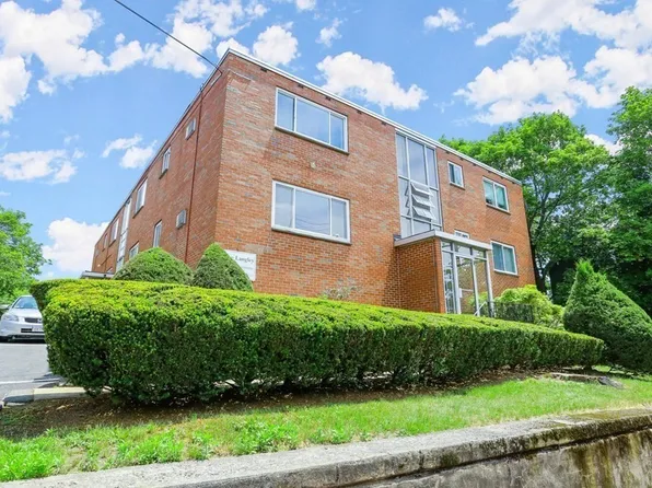 410 Langley Rd APT 5, Newton, MA 02459