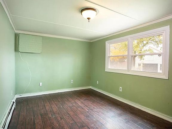 4th image of 17 Woodlawn Ave Floor 1