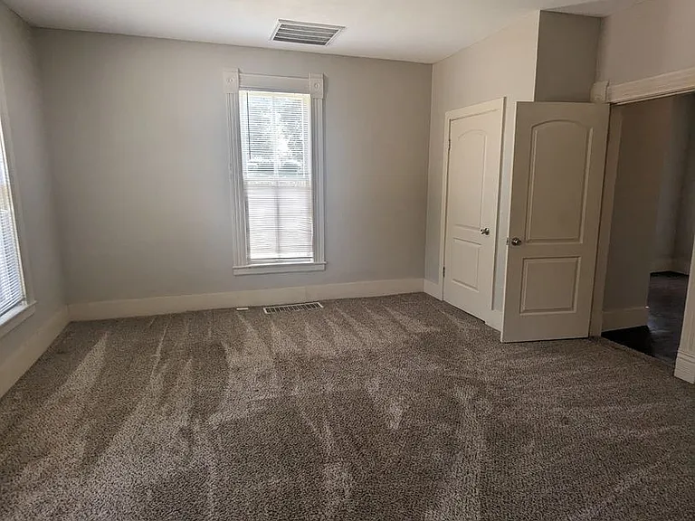 926 Locust St — Photo 12