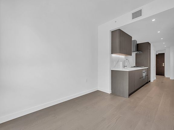 4th image of 5168 Cambie St #108