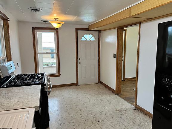 4th image of 403 S Walnut St