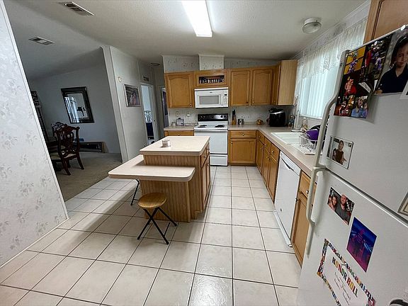 3rd image of 580 Clover Ln