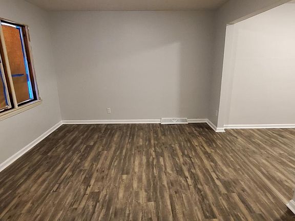 5th image of 10 Carlton Dr #1