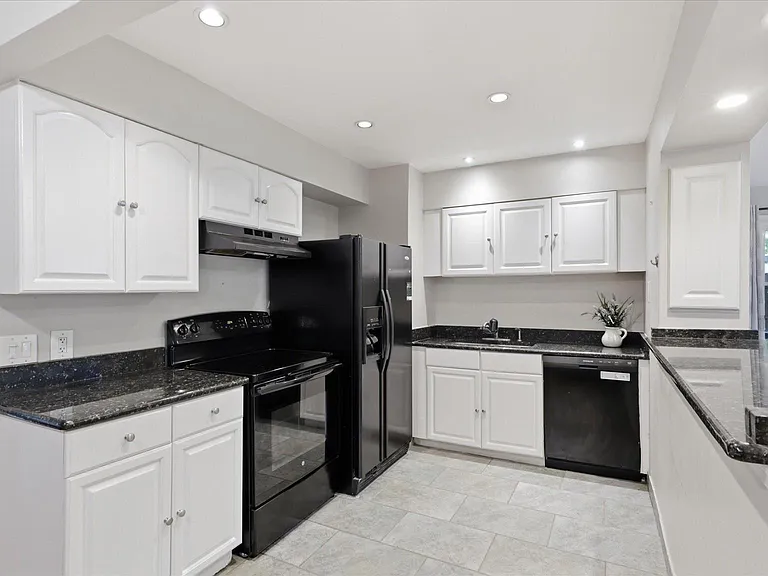 6330 Airlie Rd — Photo 1